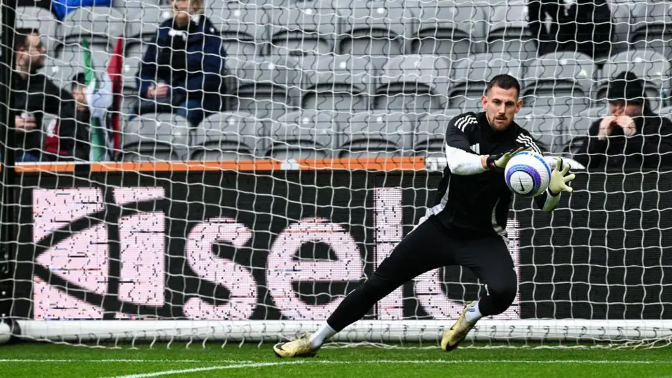 Former Newcastle defender puzzled as to why goalkeeper Dubravka has been dropped from starting line