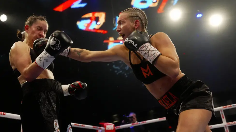 El estadounidense Mayer se convierte en campeón mundial en tres categorías de peso.