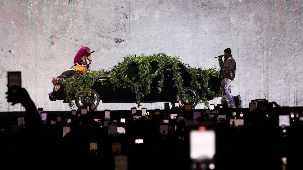 SZA and Kendrick Lamar stood beside a decorated car
