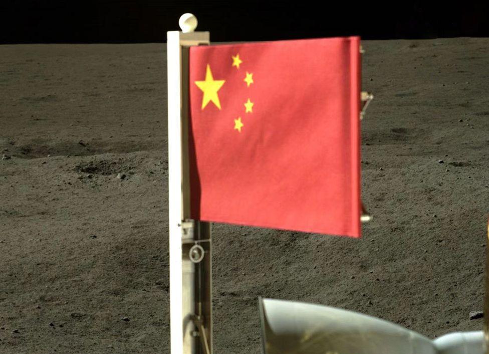 Chinese flag on lander-ascender craft