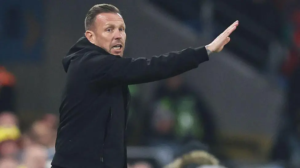 El Burnley tiene a Bellamy en la mira en la búsqueda de un nuevo entrenador.