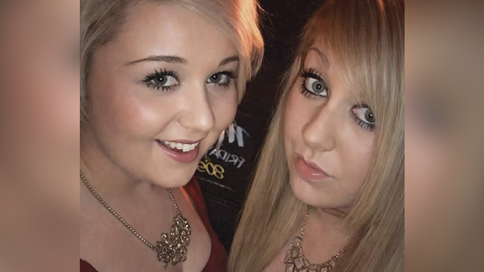Aimee Coombes (ar y dde) a'i chwaer Sophie Brimble (ar y chwith)