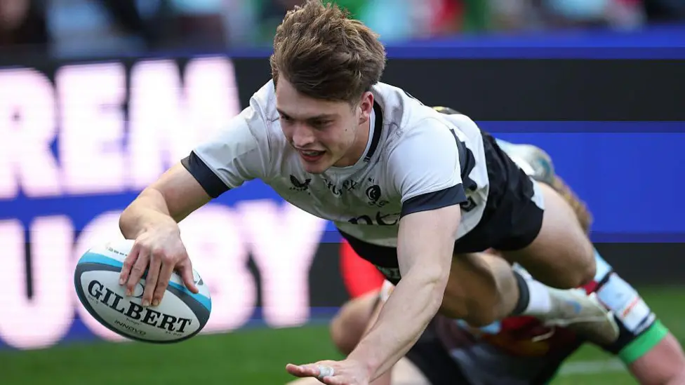 Saracens venció a Quins y consiguió su primera victoria en la Premier Cup de la temporada. Saracens venció a Quins y consiguió su primera victoria en la Premier Cup de la temporada.