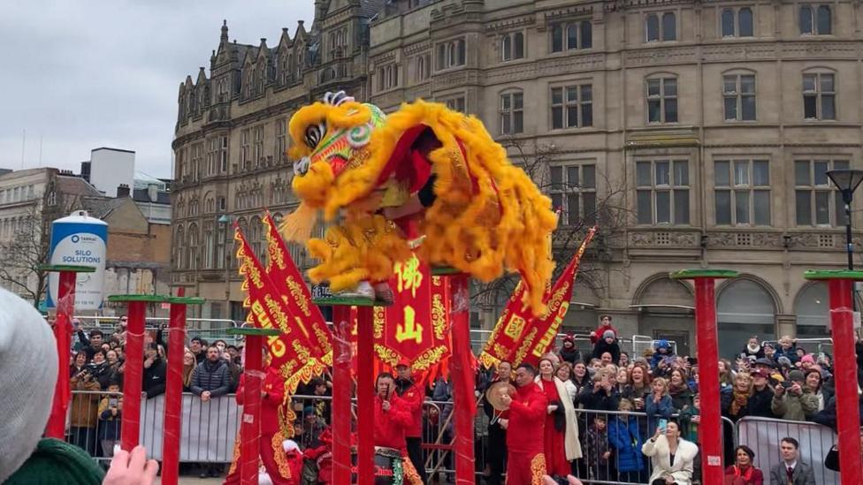 Chinese New Year: Lion dance delights Sheffield crowds - BBC News