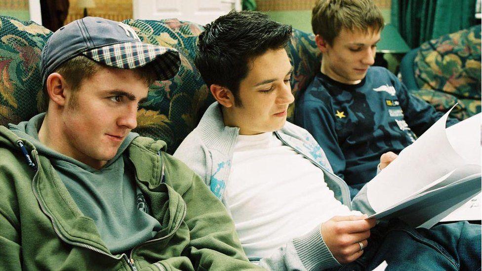 Kelvin gyda'i ffrindiau, y cymeriadau Osian a Justin