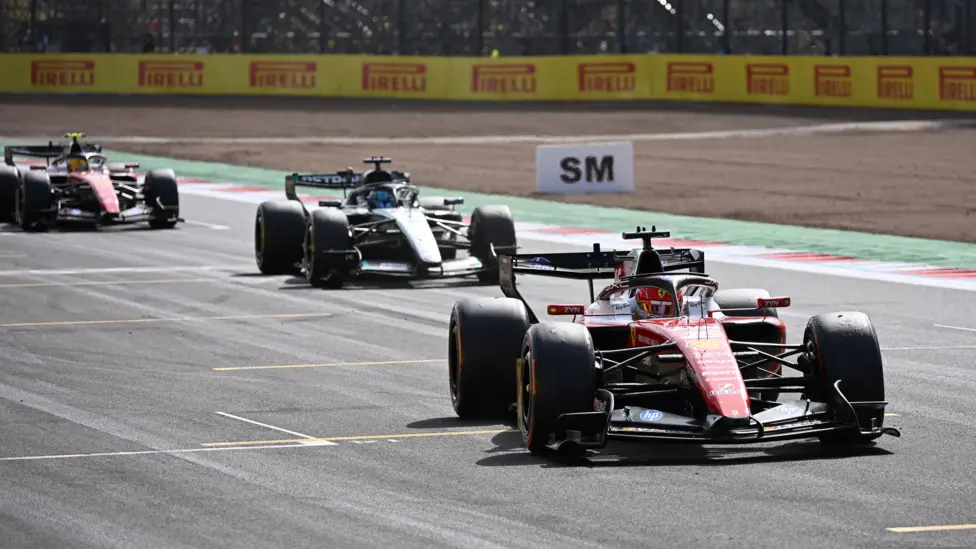 Leclerc gana una emocionante carrera a Russell y Hamilton. Leclerc gana una emocionante carrera a Russell y Hamilton.