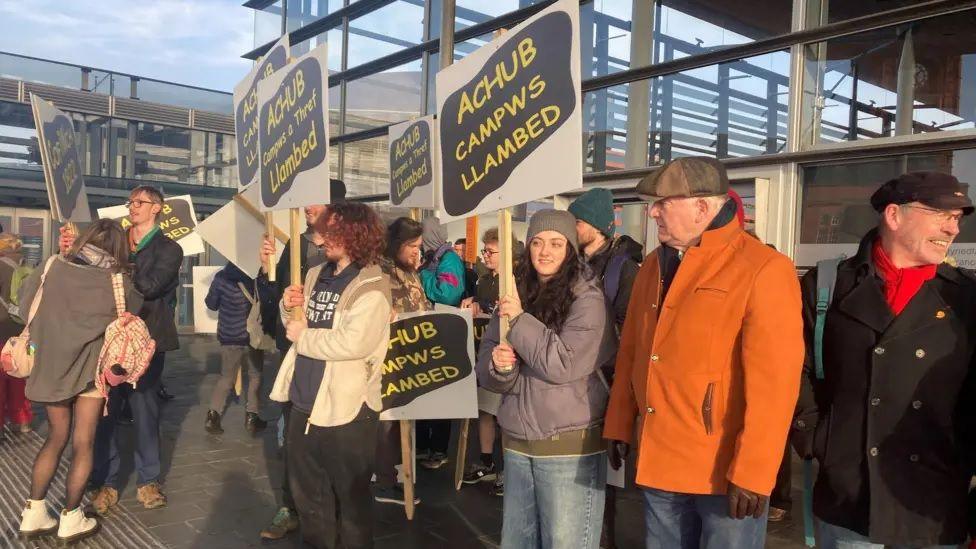 Protestwyr y tu allan o'r Senedd