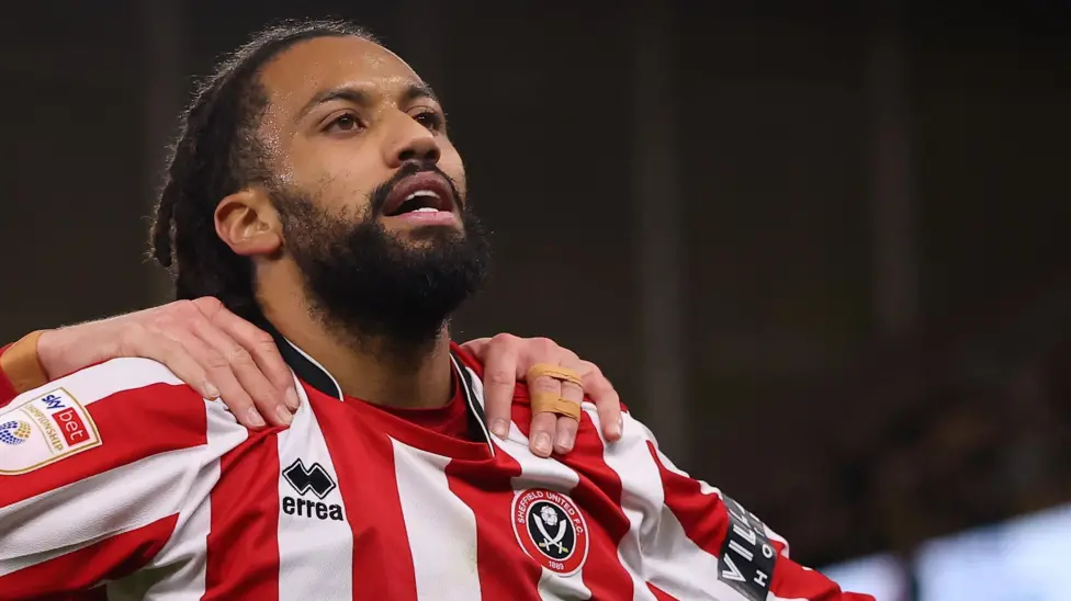 El centrocampista del Sheffield United, Riedewald, firma un nuevo contrato.