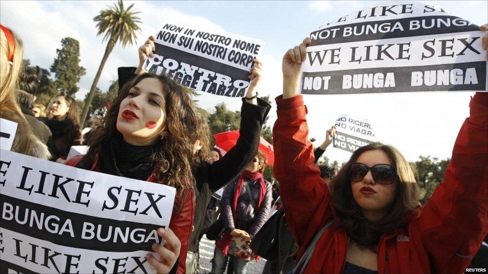 Anti-Berlusconi protesters in Rome's Piazza del Popolo on 13 February 2011