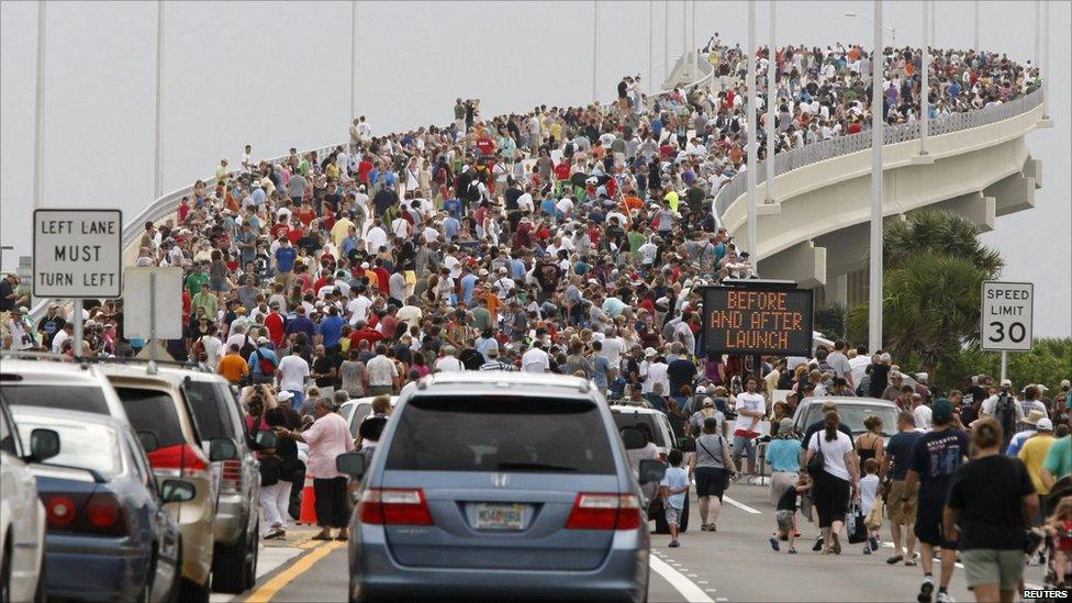 Viewers crowding onto Max Brewer Bridge