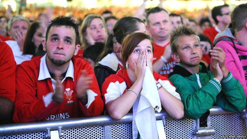 Torcalon wrth i'r cefnogwyr weld diwedd ymdrech arwrol Cymru