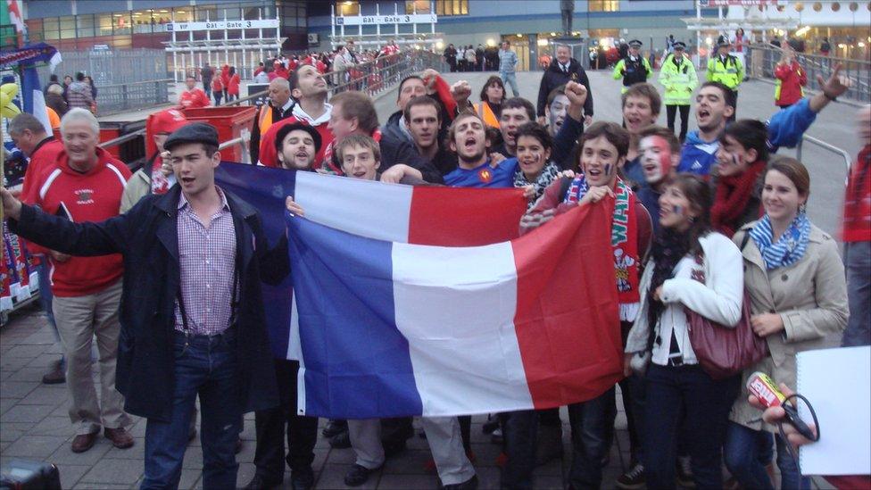 Cefnogwyr Ffrainc yn Stadiwm y Mileniwm