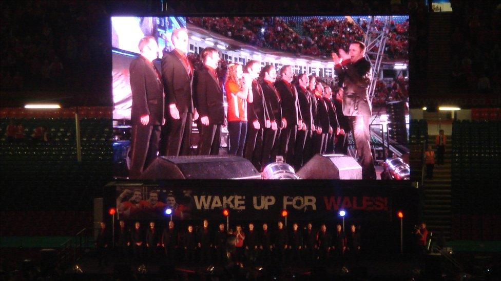 Only Men Aloud a Sophie Evans yn Stadiwm y Mileniwm