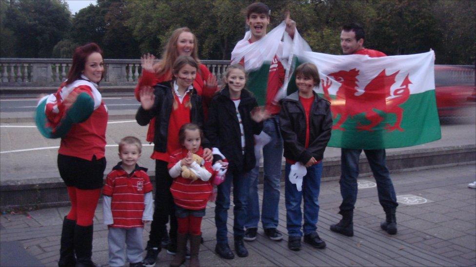 Cefongwyr ar eu ffordd i Stadiwm y Mileniwm
