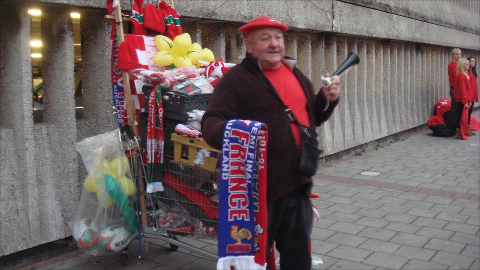 Brian o'r Rhyl gyda'i stondin y tu allan i'r stadiwm