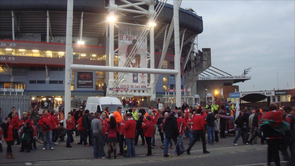 Cefnogwyr y tu allan i'r stadiwm