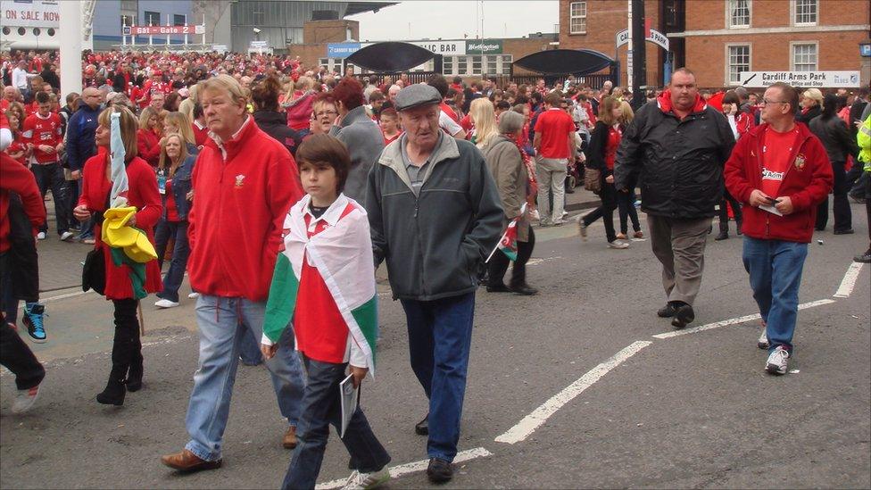 Cefnogwyr yn gadael Stadiwm y Mileniwm