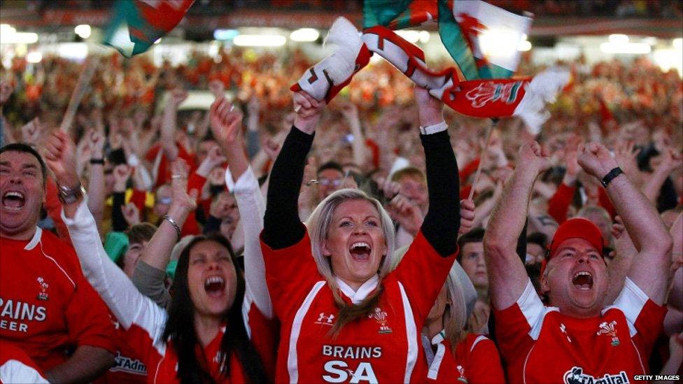 Fe roddodd cais Mike Phillips rheswm i'r miloedd ddathlu am gyfnod