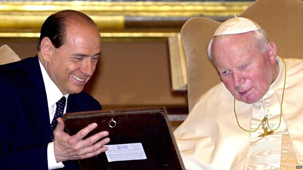 Silvio Berlusconi exchanges gifts with Pope John Paul II at the Vatican, 3 July 2001