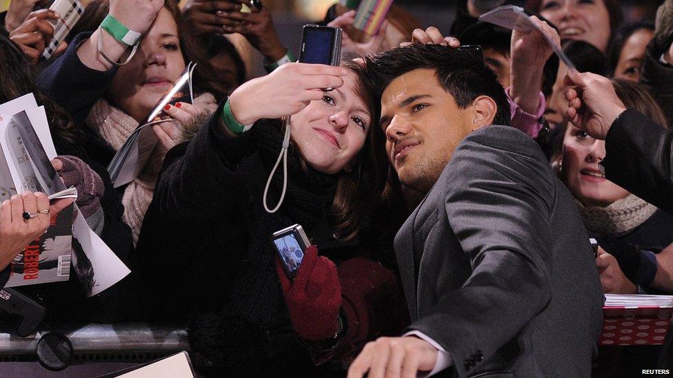 UK premiere of The Twilight Saga: Breaking Dawn - Part 1 - Taylor Lautner poses for a photo with a fan