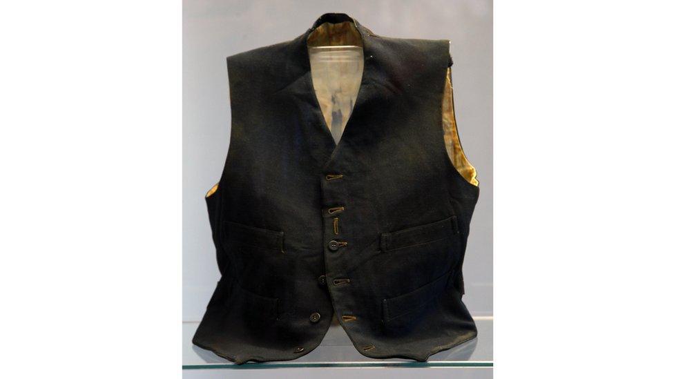 Waistcoat with two buttons.