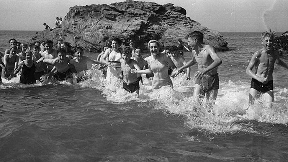 Mae gan filoedd o bobl atgofion am weithgareddau gydag Urdd Gobaith Cymru. Dyma lun gafodd ei dynnu gan y ffotograffydd Geoff Charles ar Awst 22, 1947 o blant yn mwynhau'r môr tra yng Ngwersyll yr Urdd Llangrannog.