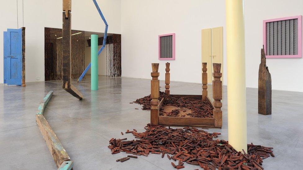 Gwaith Sheela Gowda o India Gwobr Artes Mundi 5 (2012)