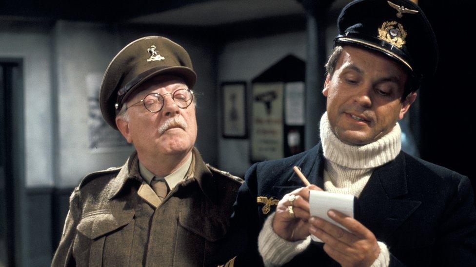 Arthur Lowe a Philip Madoc yn Dad's Army