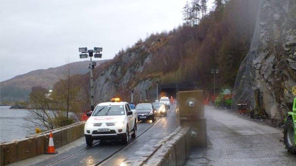 Carbadan a' siubhal air an loidhne rèile.