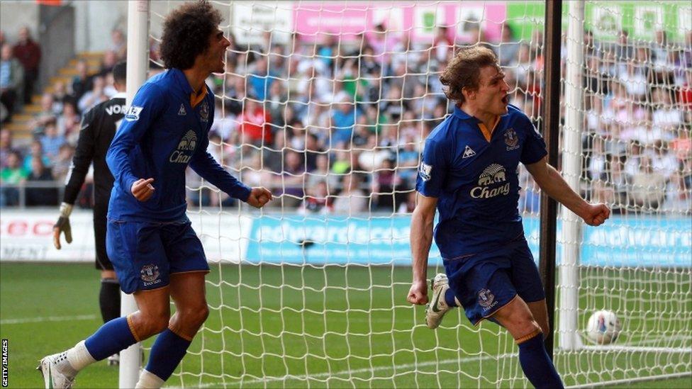 Nikica Jelavic scores for Everton