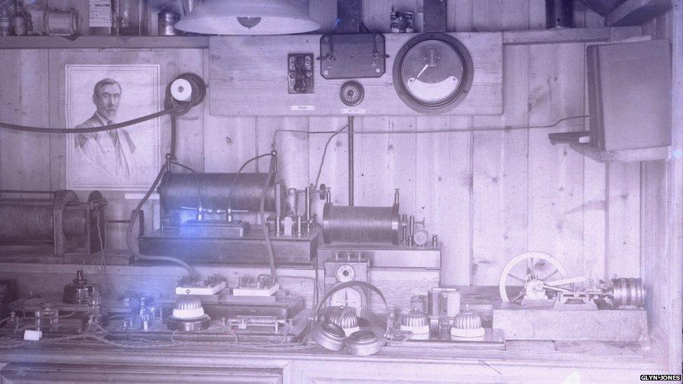 Offer Arthur Moore (Hawlfraint: Glyn Jones)