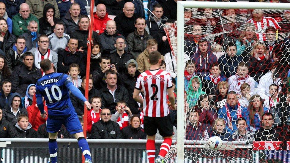 Wayne Rooney scores for Manchester United