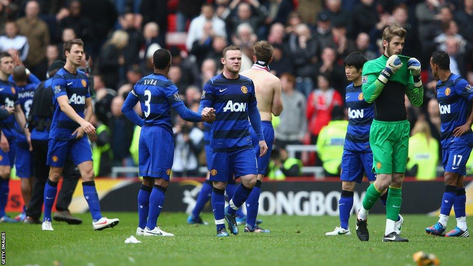 Manchester United players look dejected