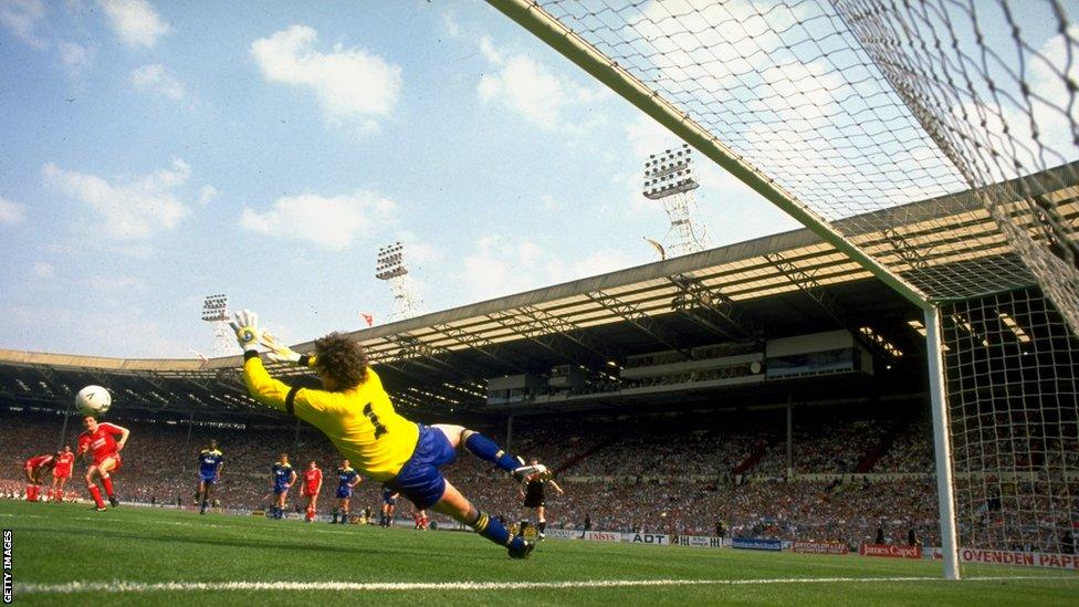 Dave Beasant saves John Aldridge penalty