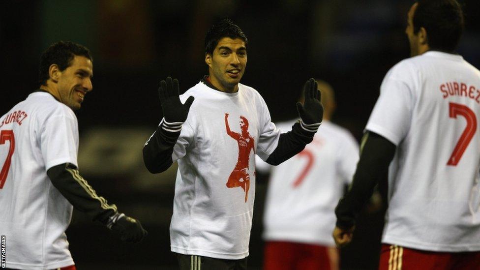 Luis Suarez (centre)