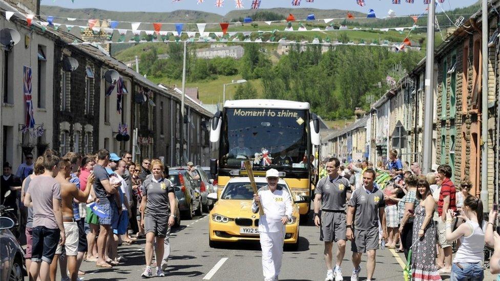 Alun Davies oedd yn cario'r fflam rhwng Treherbert a Bro Ogwr