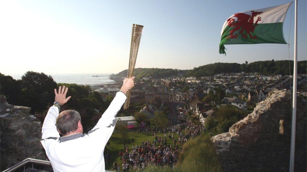 Philip Richards gafodd y cyfle i gludo'r Fflam Olympaidd i Gastell Ystumllwynarth ddydd Sul wrth iddi deithio o Abertawe i Aberystwyth