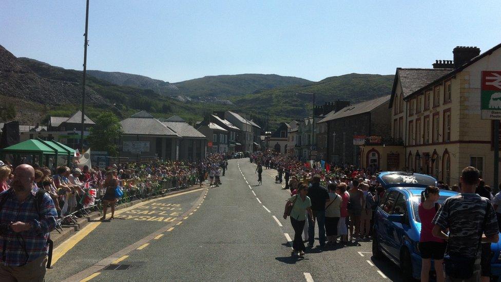 Roedd cannoedd o bobl wedi ymgasglu ar y Stryd Fawr ym Mlaenau Ffestiniog ar ddiwrnod braf arall dros awr cyn i'r Fflam gyrraedd tref y llechi