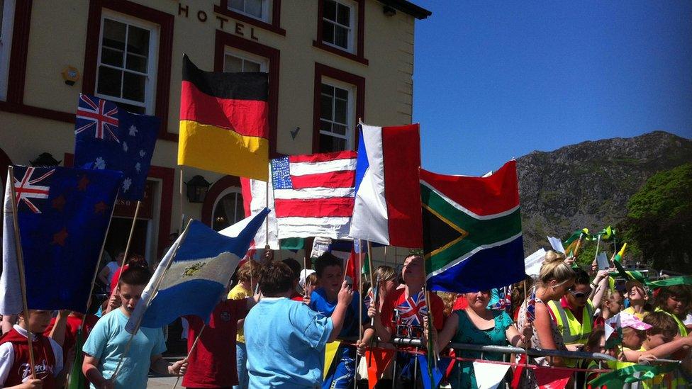 Mae 'na faneri o wahanol wledydd i'w gweld ar y stryd ym Mlaenau Ffestiniog, rhai o'r gwledydd fydd yn cymryd rhan yn y Gemau Olympaidd fis Gorffennaf, gan ddisgyblion Ysgol Manod yn y dref