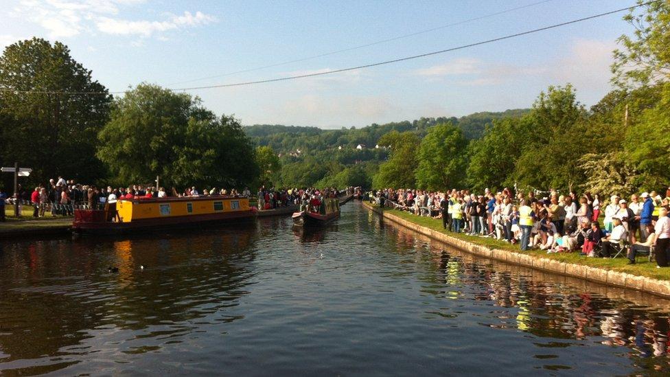 Dros ddwy awr cyn i'r Fflam gyrraedd Camlas Llangollen a Phont Ddŵr Pontcysyllte roedd pobl wedi ymgasglu i gael ei gweld