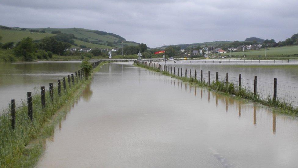 Ffordd yr A487 yn Bow Street ger Aberystwyth