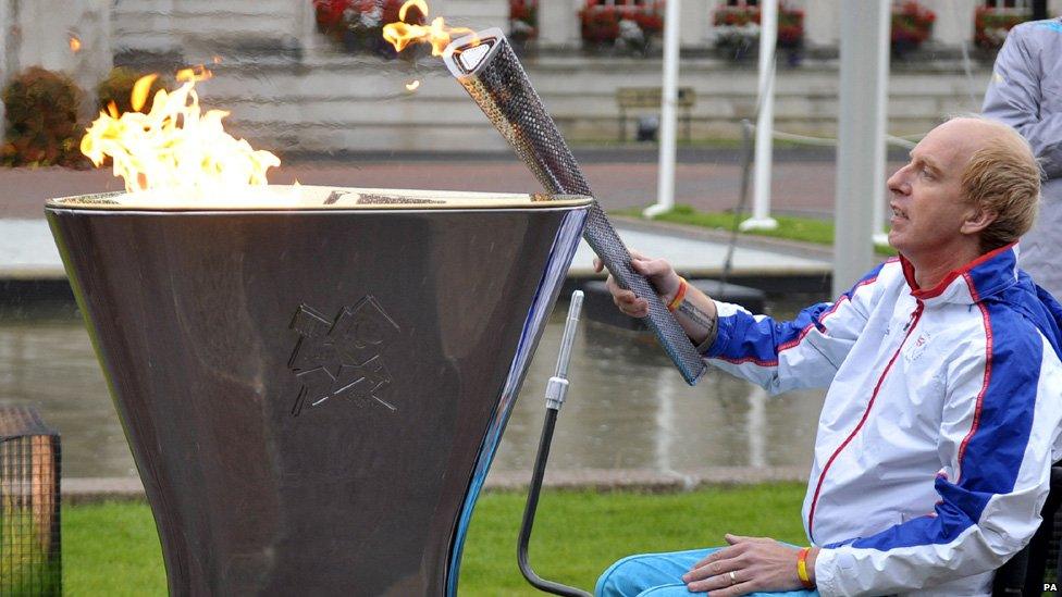 Y seiclwr Paralympaidd Simon Richardson wnaeth danio'r Grochan yng Nghaerdydd a rhoi cychwyn ar ddiwrnod o ddigwyddiadau yn y ddinas