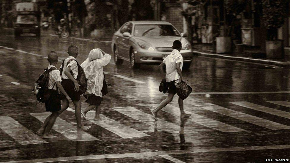Children cross the road in Bangkok