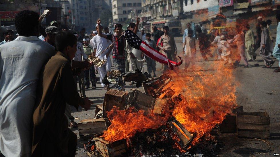 Demonstrators torch a US flag during a protest in Karachi, Pakistan. Photo: 21 September 2012