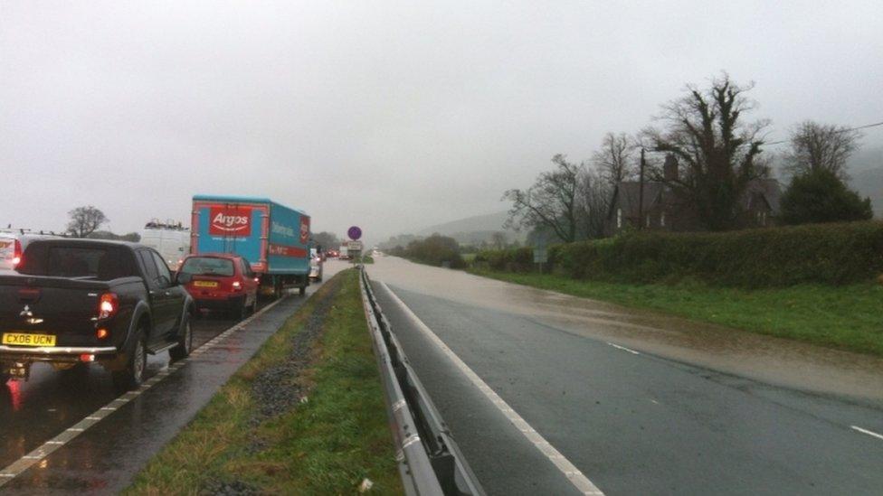 Llifogydd ar yr A55 ger Bangor, Gwynedd