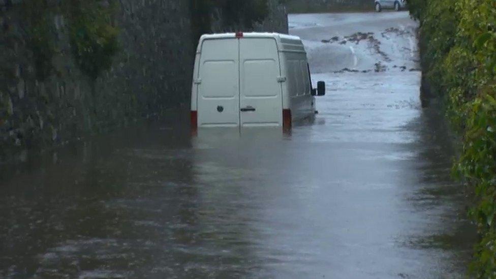 Fan yn sownd ym Mhenygroes, Gwynedd.