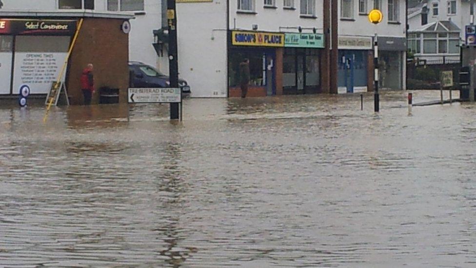 Mae canol pentre' Trebefered, ym Mro Morgannwg, wedi'i tharo gan lifogydd, gan gynnwys ym mis Rhagfyr 2012, pan gododd lefel y dŵr mewn munudau