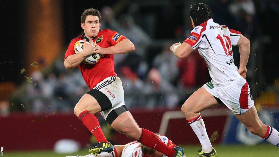 Munster out-half Ian Keatley eludes opposite number Niall O'Connor