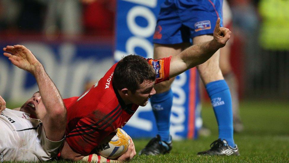 Peter O'Mahony crosses over for Munster's third try