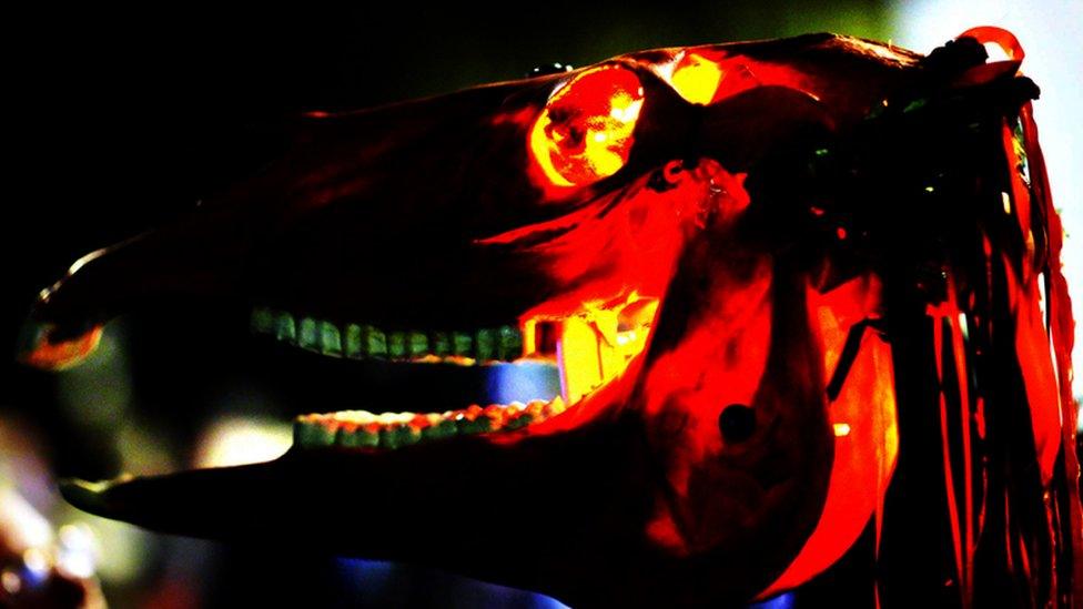 Penglog ceffyl wedi ei oleuo